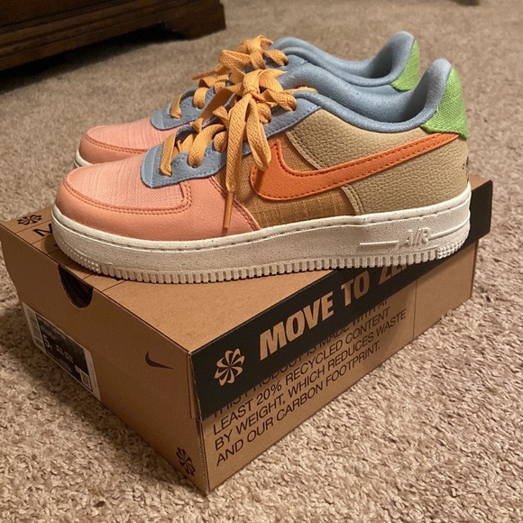 NWT Nike Air Force 1 LV8 - Picture 2 of 7